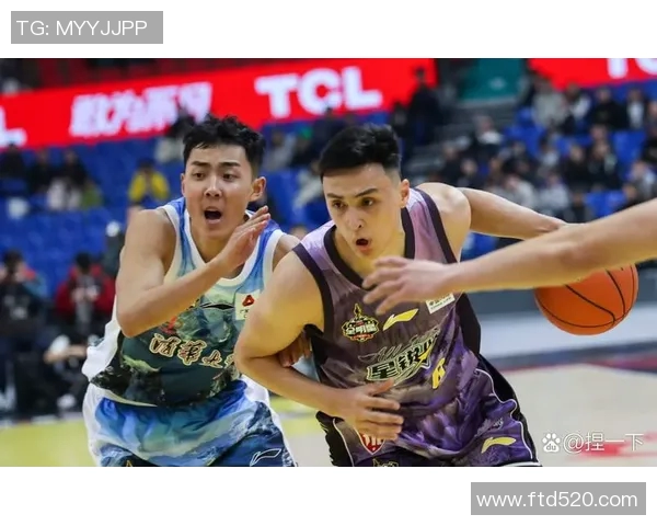 CBA激战新疆男篮对决北京男篮巅峰对决引发球迷热议