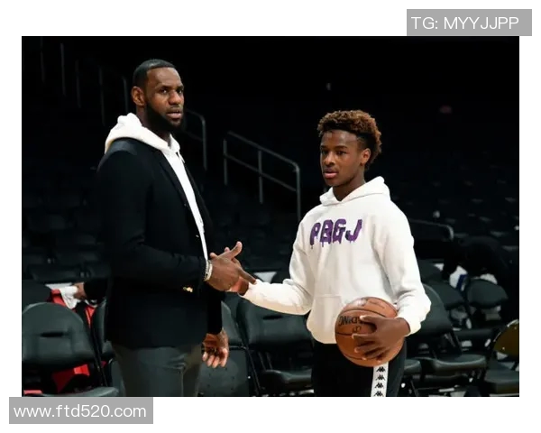 詹姆斯父子同台的历史时刻布朗尼正式宣布参加NBA选秀 詹姆斯父子同台的历史时刻布朗尼正式宣布参加NBA选秀